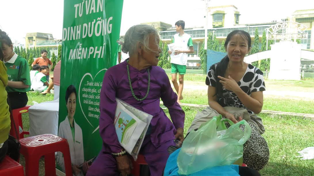 Phụ huynh đội nắng, nín thở đợi con thi tuyển học viện Nutifood - Bóng Đá