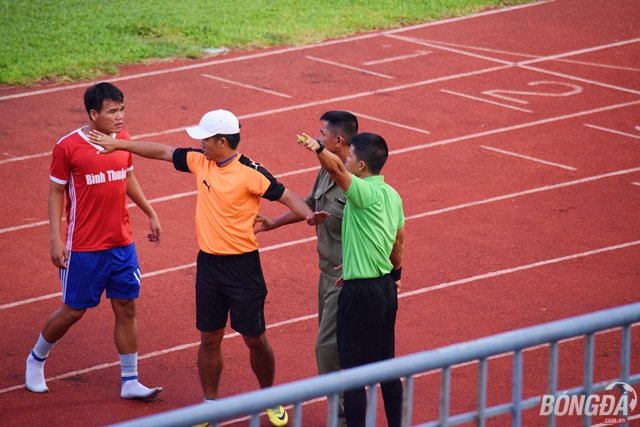 Thua tức tưởi trận play off, cầu thủ Bình Thuận "phun châu nhả ngọc" vào bóng đá Việt Nam