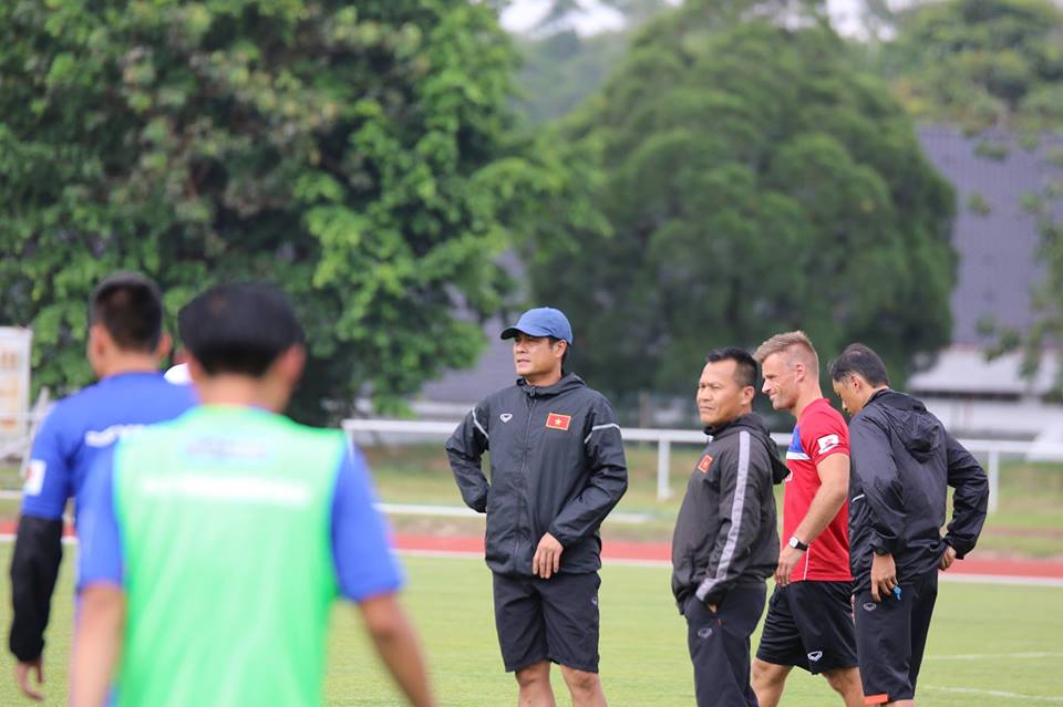 Thầy trò Hữu Thắng chính thức "đạp cỏ" trên đất Malaysia, chinh phục HCV SEA Games 29