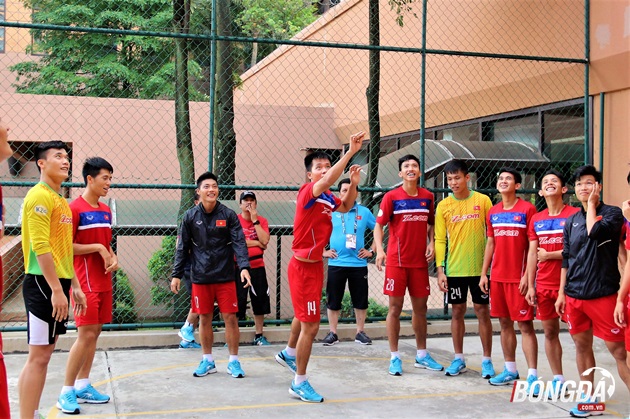 Cười bể bụng với trình độ ném bóng rổ của U22 Việt Nam - Bóng Đá
