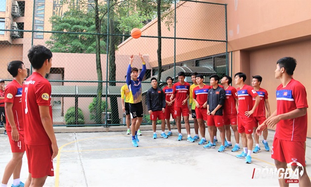 Cười bể bụng với trình độ ném bóng rổ của U22 Việt Nam - Bóng Đá