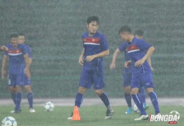 Ảnh bài viết ĐT Việt Nam tập luyện dưới cơn mưa trắng trời tại Campuchia