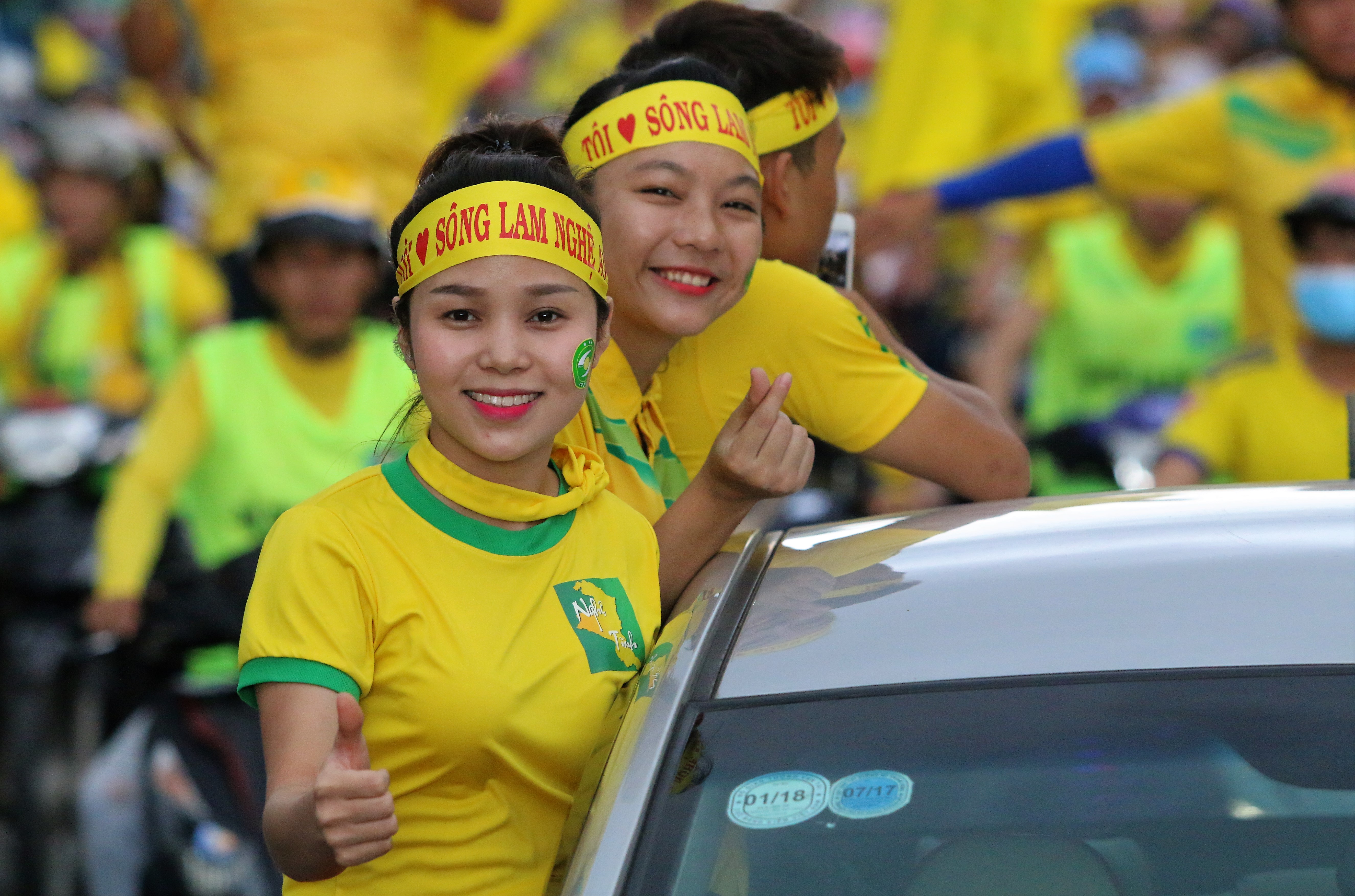 Fan nữ xứ Nghệ "đốt cháy" cầu trường V-League