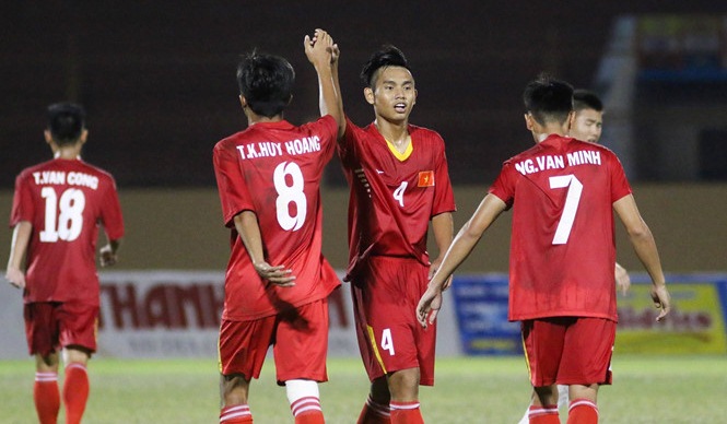 Vòng loại U19 châu Á: Minh Bình tỏa sáng U19 Việt Nam hạ Macau 2-0