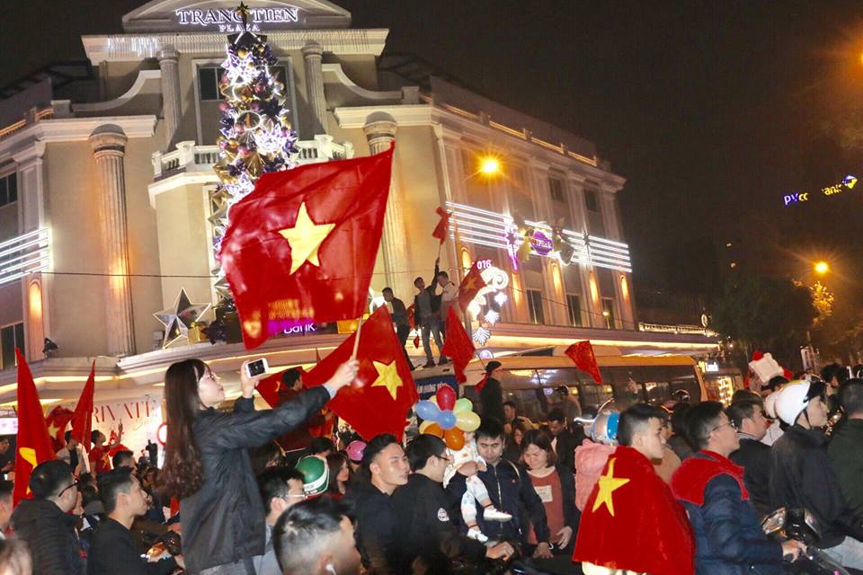"Biển người" đổ xuống đường ăn mừng chiến thắng U23 Việt Nam