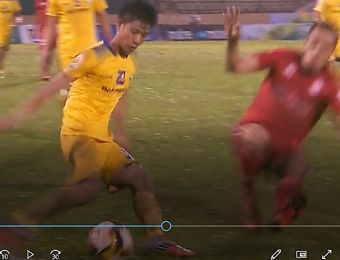 Ảnh bài viết "Máy chém" Sầm Ngọc Đức suýt khiến "sao" U23 Việt Nam gãy chân