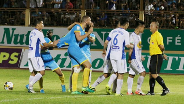 Ảnh bài viết Xem lại tình huống trọng tài "tưởng tưởng" 11m, HAGL cưa điểm tiếc nuối 