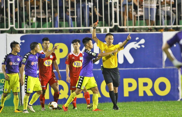 Ảnh bài viết HLV HAGL: Thẻ đỏ của Thành Lương là hợp lý, ban huấn luyện Hà Nội không nên lao vào sân