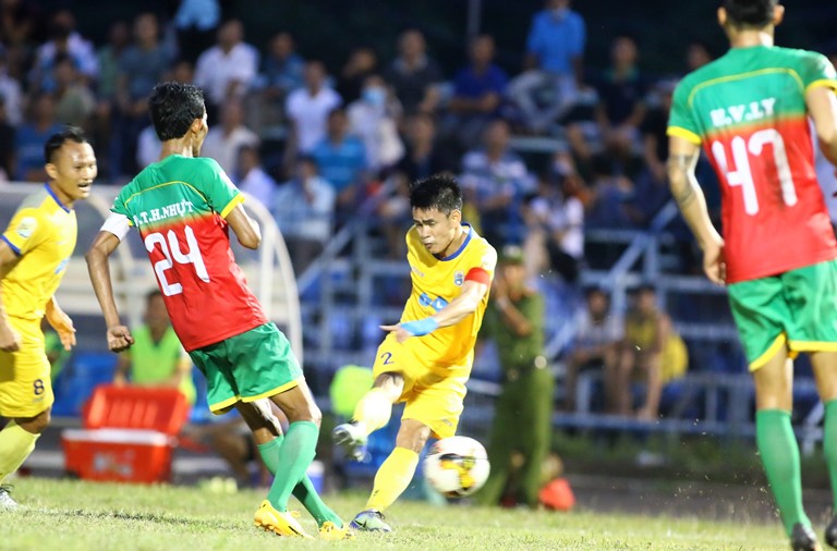 Hòa 1-1 với Bình Phước, HLV Đức Thắng than phiền chuyên sân bãi - Bóng Đá