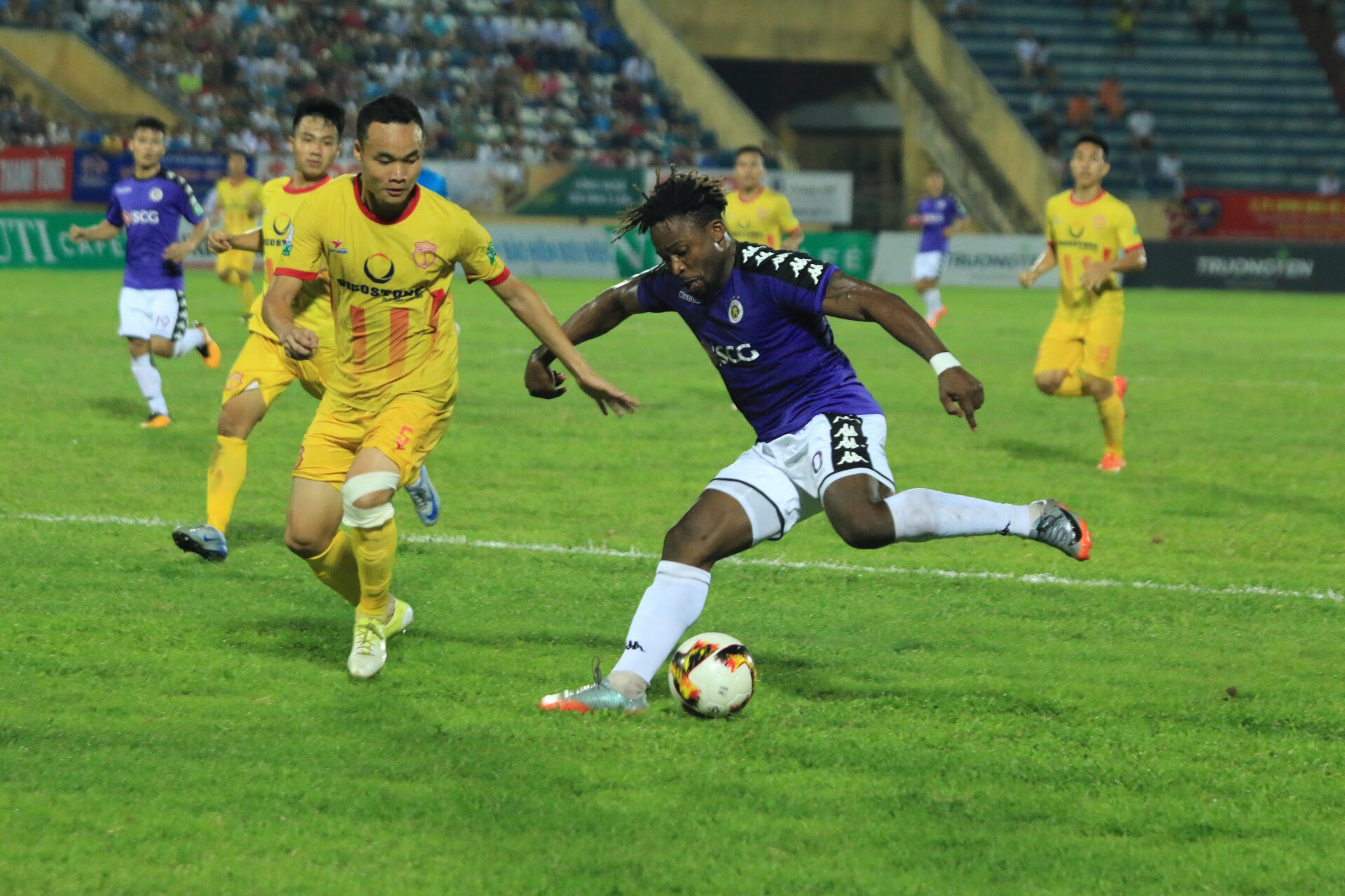    Thắng nhọc nhằn 2-0 trước Nam Định, Hà Nội giữ vững ngôi đầu bảng - Bóng Đá