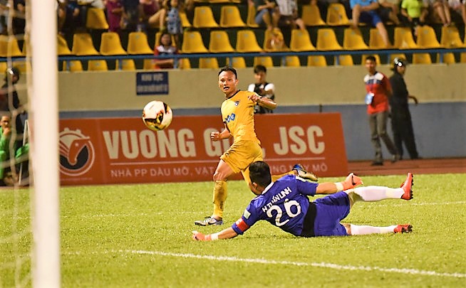 Hạ Than Quảng Ninh 3-1, FLC Thanh Hóa trở lại cuộc đua vô địch - Bóng Đá