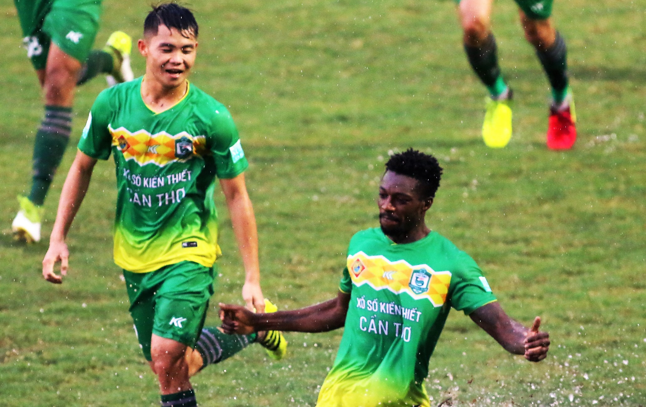 Siêu phẩm 40m của ngoại binh giúp Cần Thơ đánh bại chủ nhà Sài Gòn FC - Bóng Đá