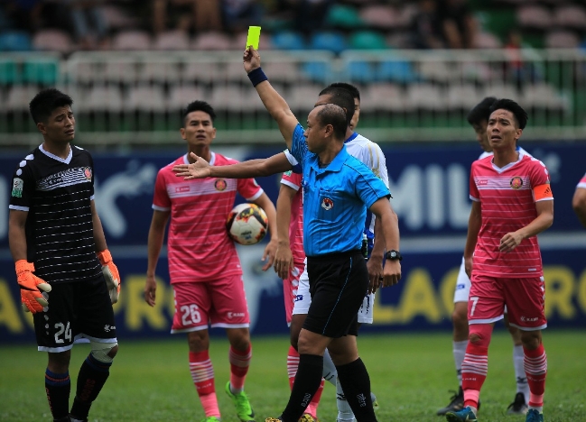 Gục ngã tại phố núi, HLV Sài Gòn FC tố trọng tài quên thổi phạt đền