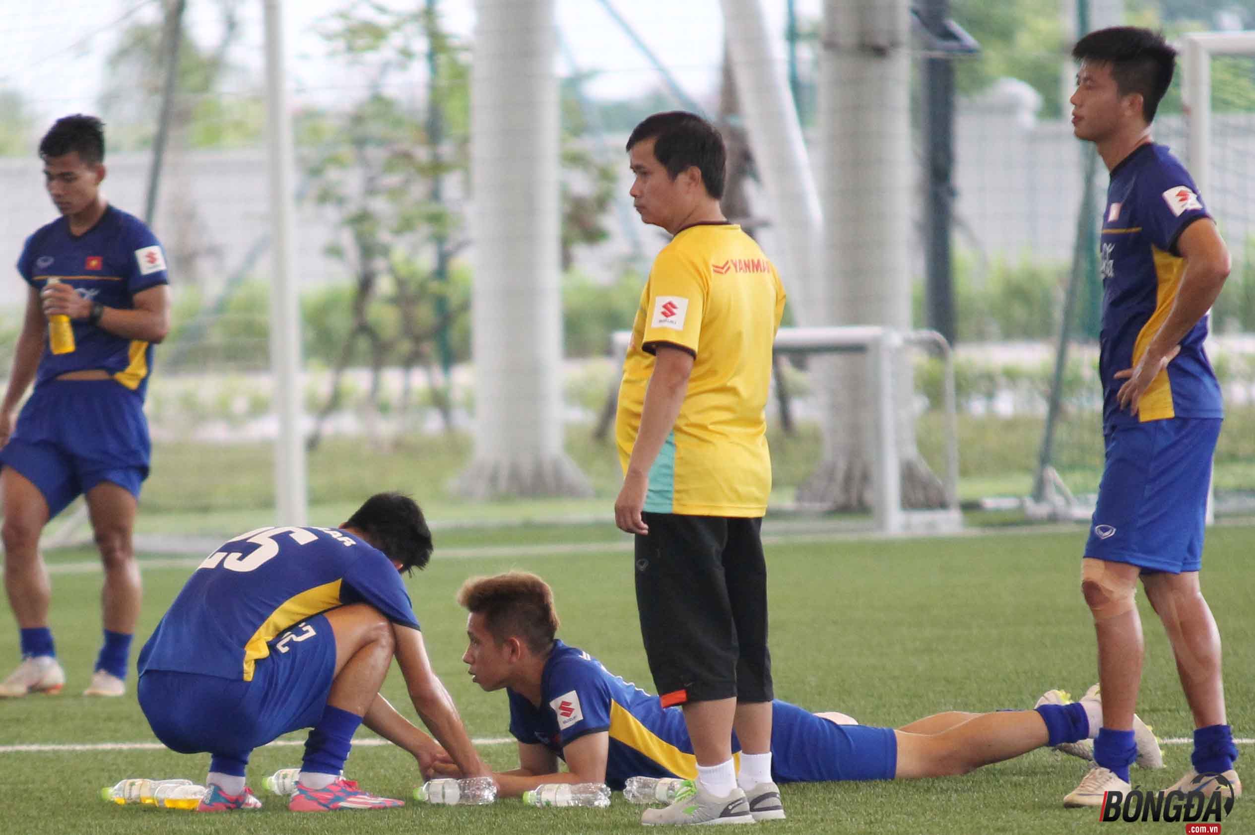 Hồng Duy gặp chấn thương trong buổi tập quan trọng của U23 Việt Nam - Bóng Đá