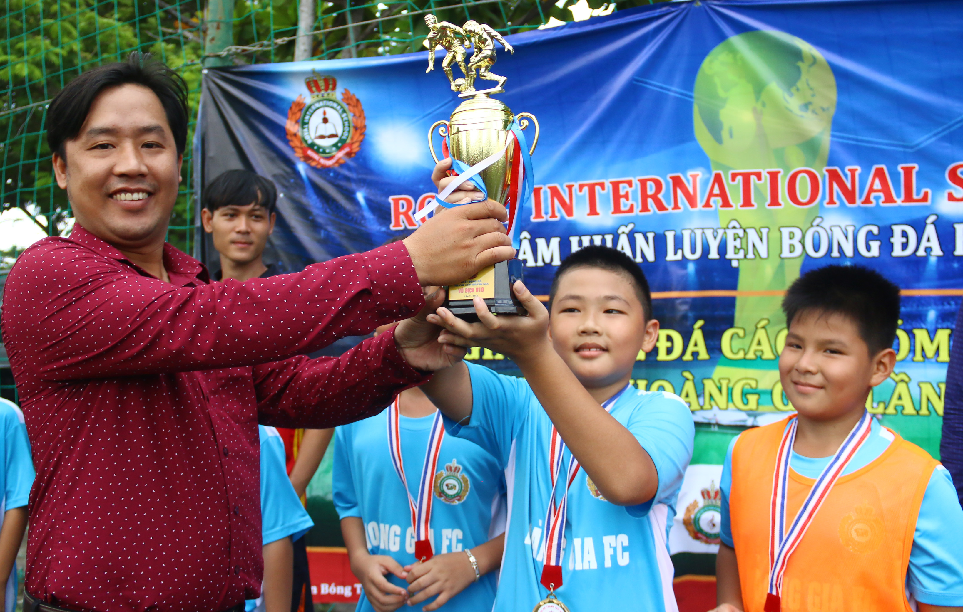 U10 Bình Thạnh, U13 Tân Phú vô địch giải bóng đá Hoàng Gia 2018 - Bóng Đá