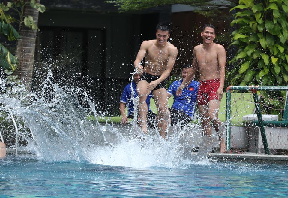 U23 Việt Nam tươi cười, thư giản tại bể bơi sẵn sàng tranh huy chương đồng với UAE - Bóng Đá