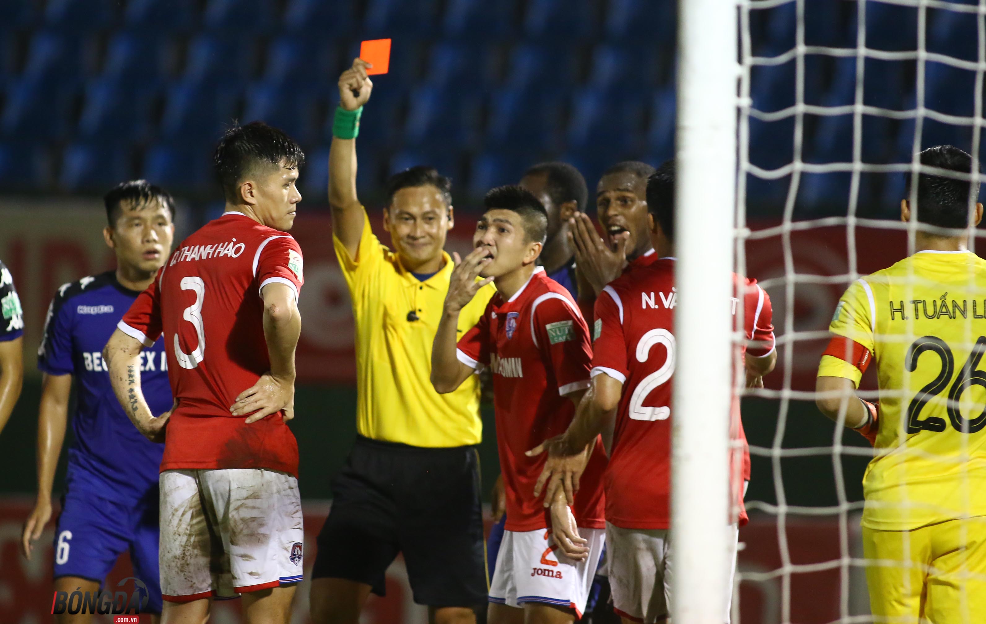 Vòng 22 V-League: Trọng tài "bẻ còi", SLNA đại thắng trên sân Vinh - Hà Nội "chết hụt" ở phố biển