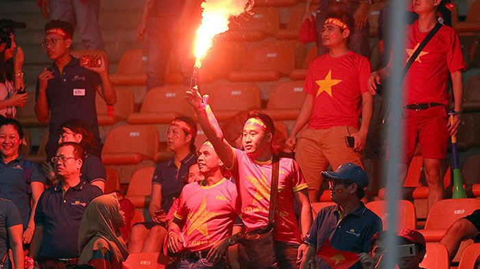 Điểm tin bóng đá Việt Nam sáng 15/11: Đặt Camera, sẵn sàng đuổi CĐV ra khỏi sân khi đốt pháo sáng - Bóng Đá