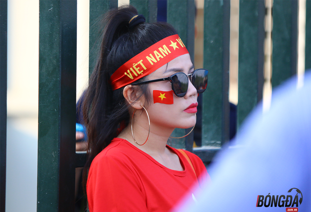 Chùm ảnh hotgirl bốc lửa cổ vũ ĐT Việt Nam - Bóng Đá