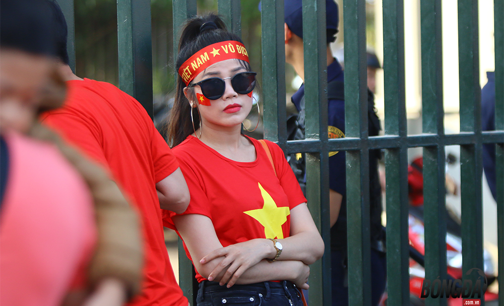 Chùm ảnh hotgirl bốc lửa cổ vũ ĐT Việt Nam - Bóng Đá