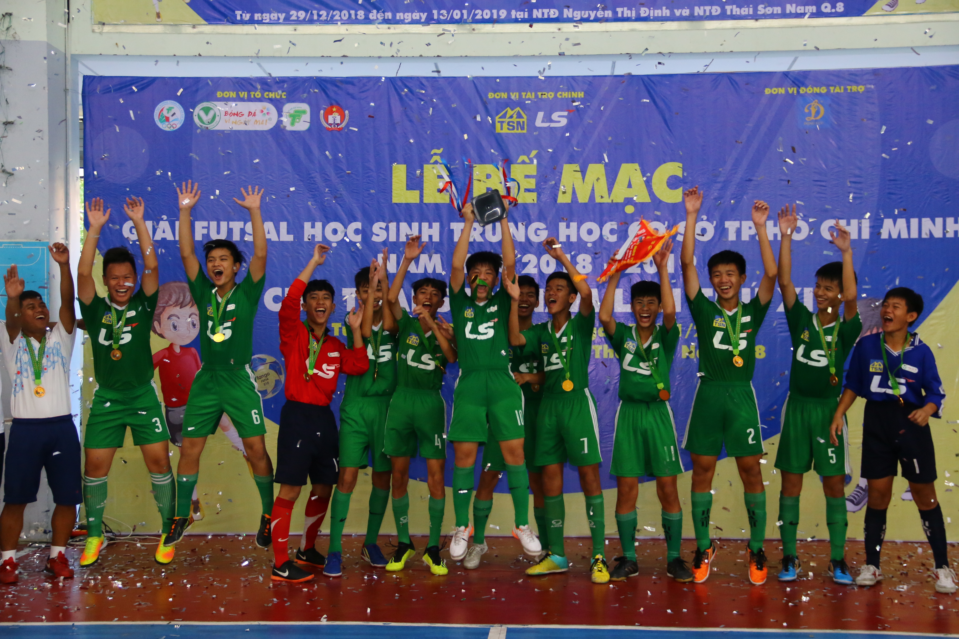 Năng khiếu Nguyễn Thị Định vô địch giải futsal học sinh THCS TPHCM - Bóng Đá