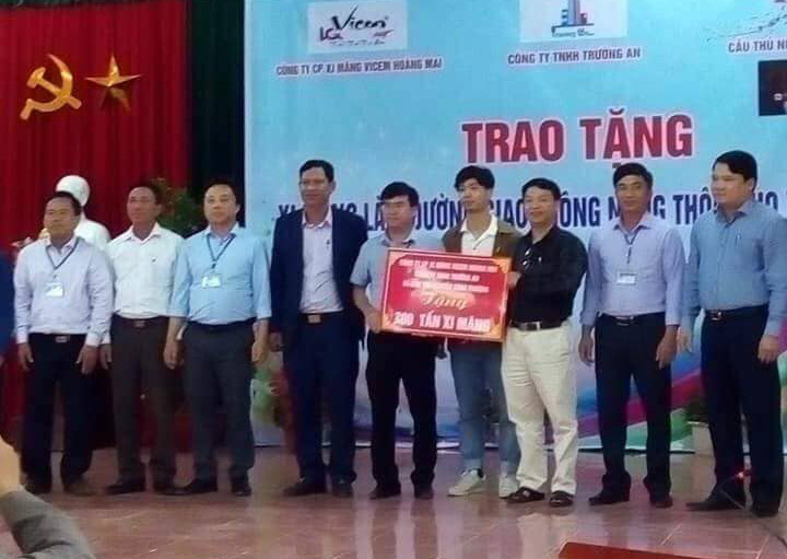 Trước giờ xuất ngoại, Công Phượng khiến cha mẹ nở mặt, nở mày ở xứ Nghệ