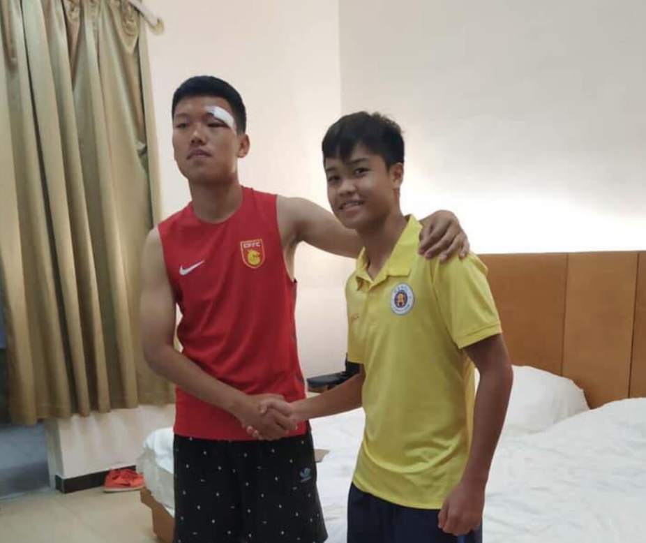  Đấm cầu thủ Trung Quốc khâu 6 mũi, đàn em Quang Hải vào bệnh viện xin lỗi - Bóng Đá