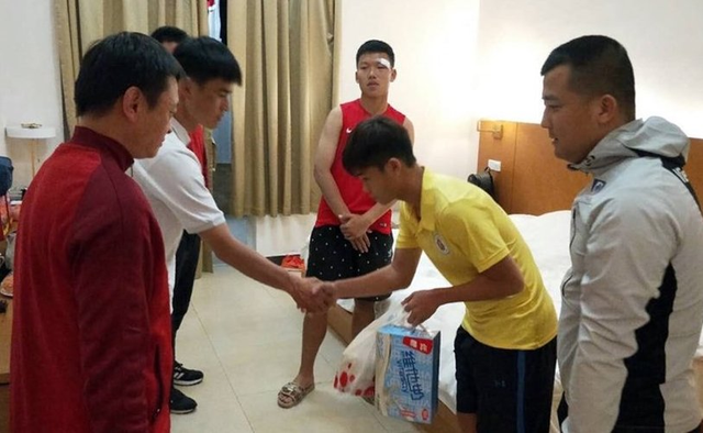  Đấm cầu thủ Trung Quốc khâu 6 mũi, đàn em Quang Hải vào bệnh viện xin lỗi - Bóng Đá