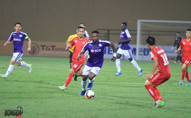 Trực tiếp Hà Nội FC 0-0 Hải Phòng: Omar đá hỏng pen, trận đấu tạm hoãn vì pháo sáng - Bóng Đá