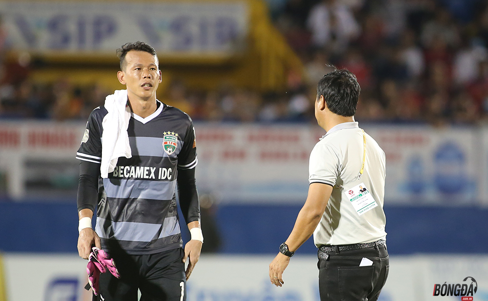 Tấn Trường mắc sai lầm, Hà Nội FC thoát thua trên sân Gò Đậu
