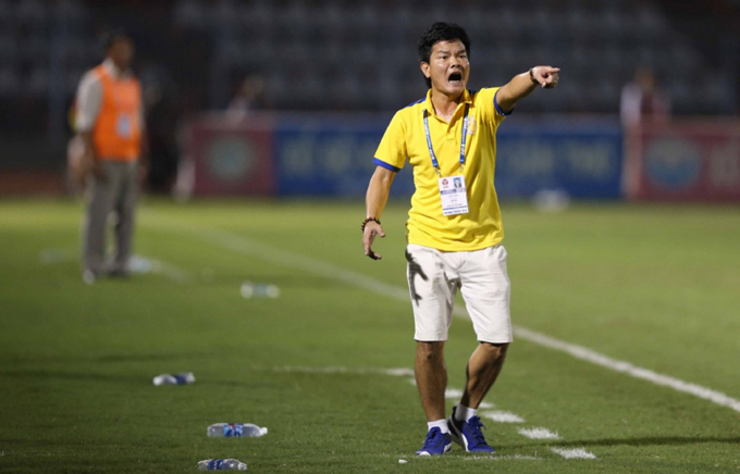 HLV Nguyễn Văn Sỹ: "Trọng tài nặng tay khi cho thẻ cầu thủ chúng tôi"