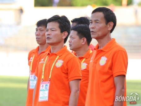 Trắng tay trên sân Thanh Hóa, HLV Nam Định “tố” trọng tài cướp bàn thắng