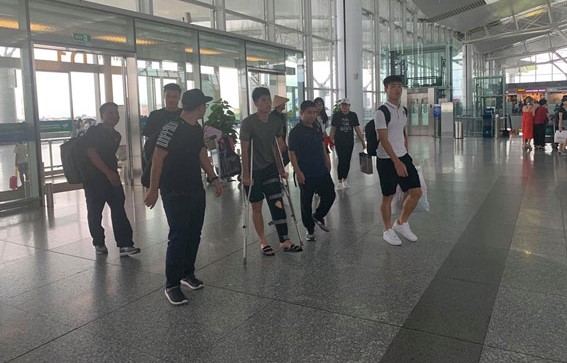 Đình Trọng chống nạng lên sân bay tiễn ĐT Việt Nam dự King's Cup 2019 - Bóng Đá