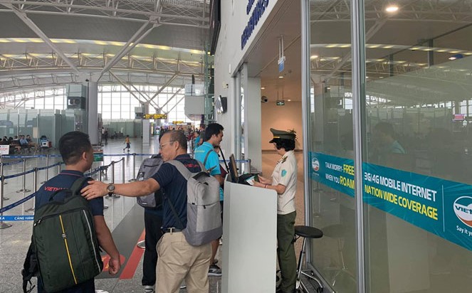 Đình Trọng chống nạng lên sân bay tiễn ĐT Việt Nam dự King's Cup 2019 - Bóng Đá