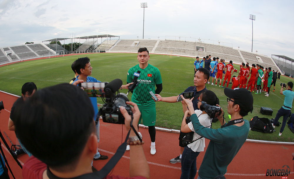 Văn Lâm từ tin giúp cầu thủ Việt Nam đối đầu Thái Lan - Bóng Đá