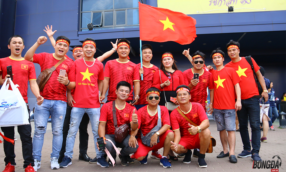 Fan Việt Nam vượt đường xa, đổ bộ Buriram 