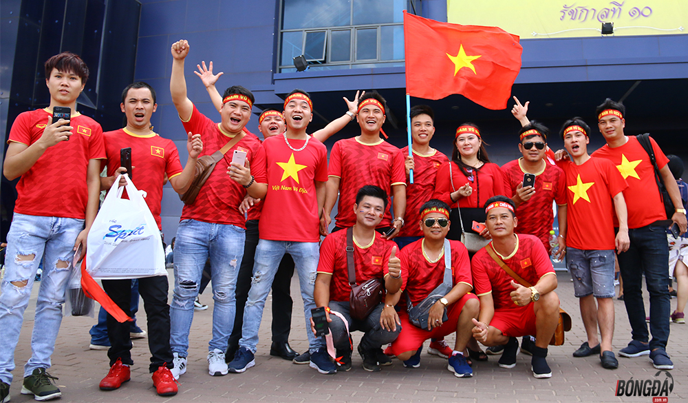 Video CĐV đặt cửa Quang Hải ghi bàn, ĐT Việt Nam đánh bại Thái Lan 2-0