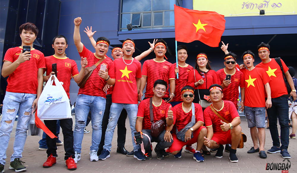 Fan Việt Nam vượt đường xa, đổ bộ Buriram 