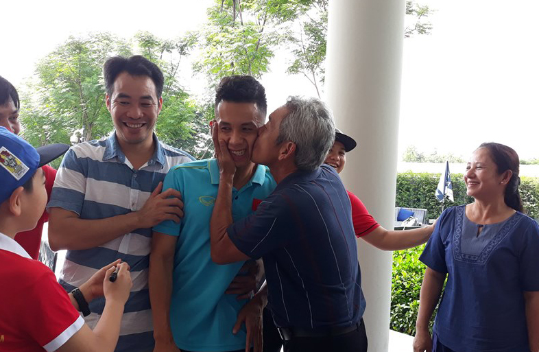 Ảnh bài viết Hồng Duy nhận quà đặc biệt trên đất Thái Lan