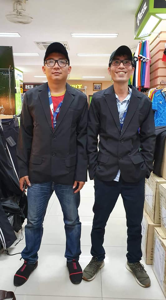 Phóng viên Việt “phát hoảng” khi mặc vest tác nghiệp chung kết King’s Cup - Bóng Đá
