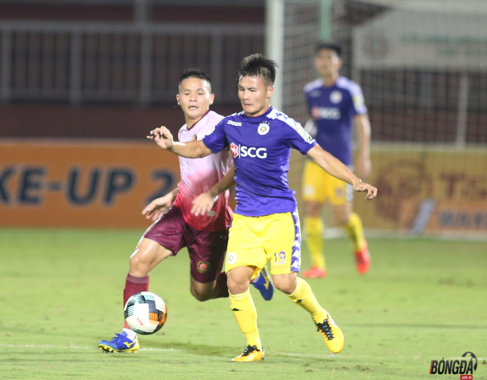 Fan nhí vượt rào lao xuống sân xin chữ ký Quang Hải - Bóng Đá