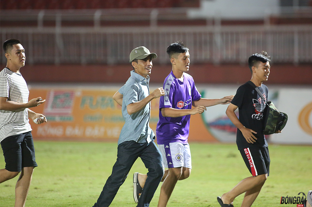 Fan nhí vượt rào lao xuống sân xin chữ ký Quang Hải - Bóng Đá