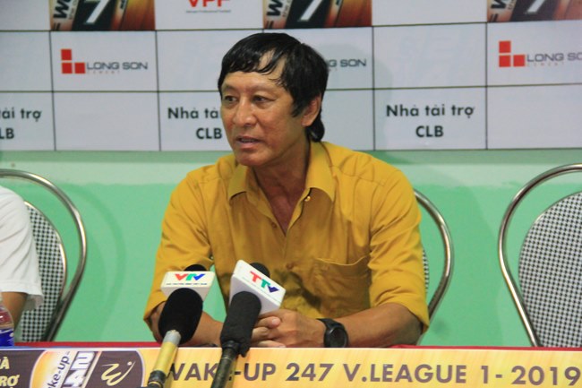 Thua đau HAGL trên sân nhà, HLV Vũ Quang Bảo nói điều tâm đắc với khán giả xứ Thanh - Bóng Đá