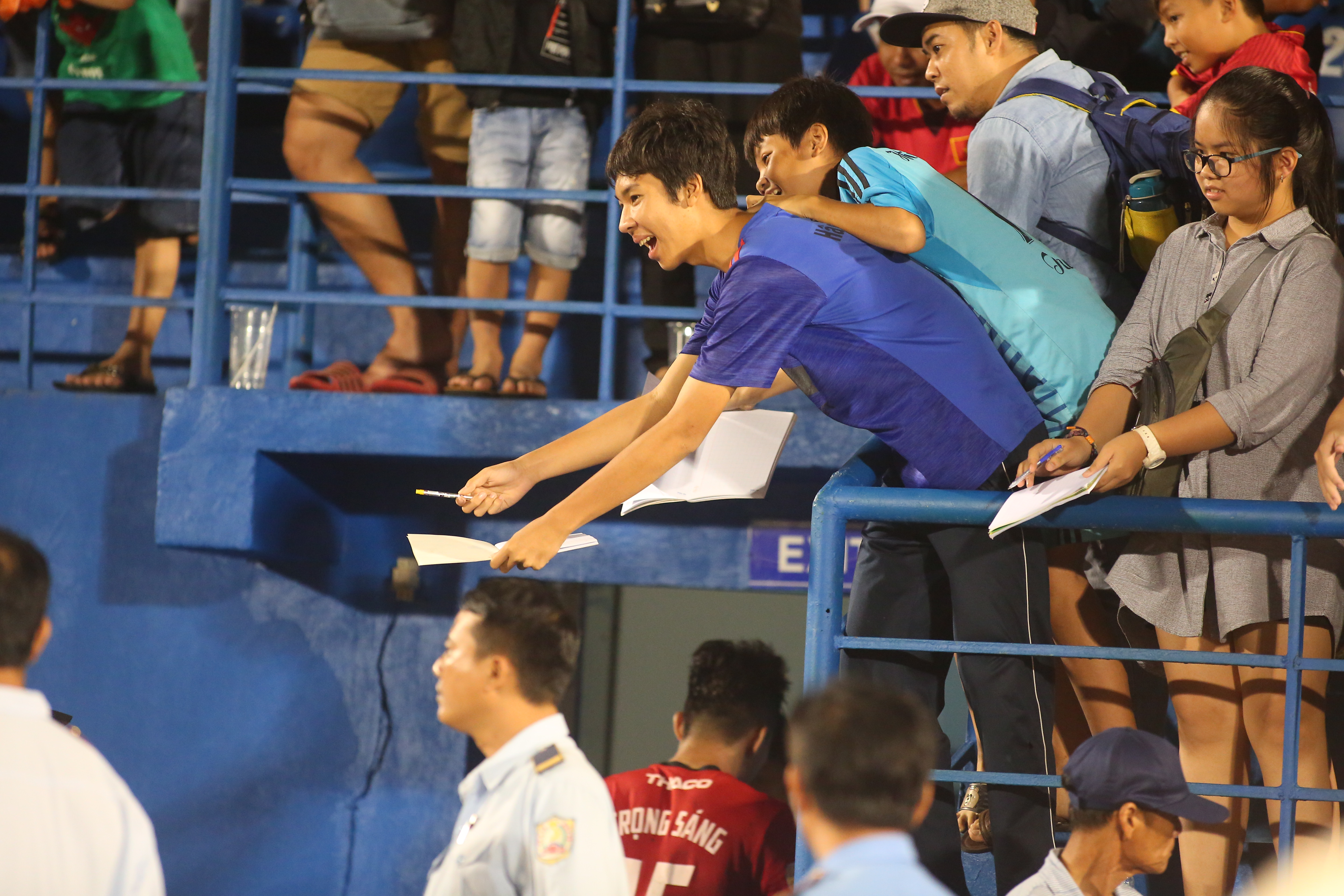 Ảnh bài viết HAGL thua trận, Tuấn Anh lặng lẽ cúi đầu chào fan