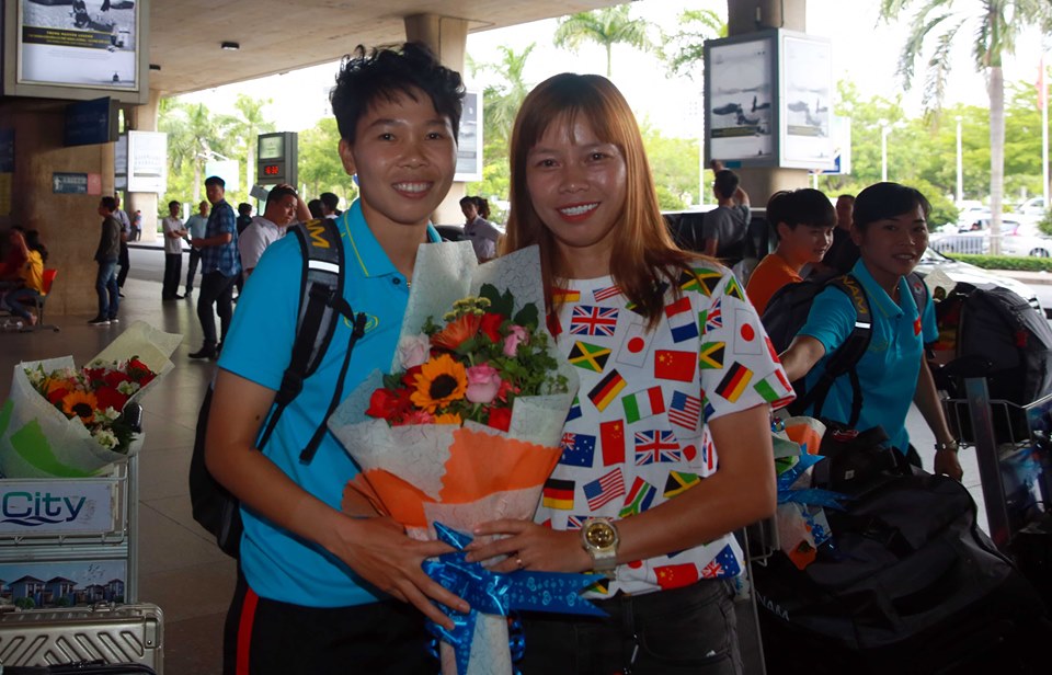 Các cô gái vàng Việt Nam được chào đón ở sân bay - Bóng Đá
