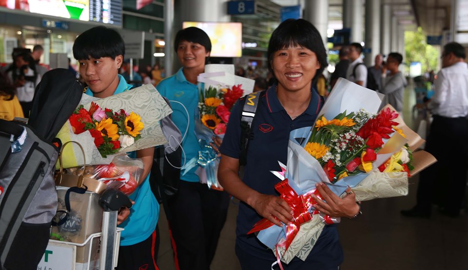 Các cô gái vàng Việt Nam được chào đón ở sân bay - Bóng Đá