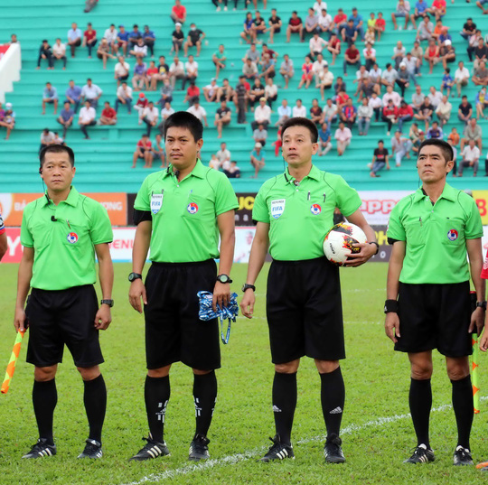 5 điểm nhấn vòng 2 V-League 2017: Trọng tài Việt phá luật FIFA - Bóng Đá