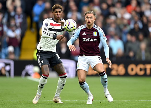 Trọng tài bắt sai luật, Rashford may mắn thoát thẻ đỏ