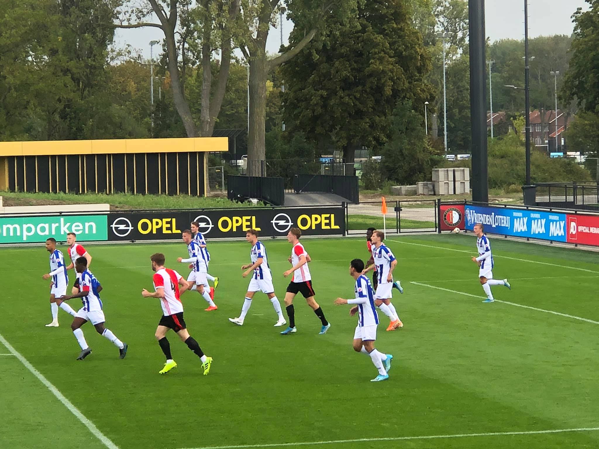 Đoàn Văn Hậu ra sân cùng đội trẻ Heerenveen, chính thức đạp cỏ trời Âu - Bóng Đá