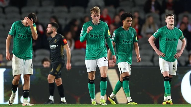 Thua 0-8, chuyến du đấu bỏ đi của Newcastle